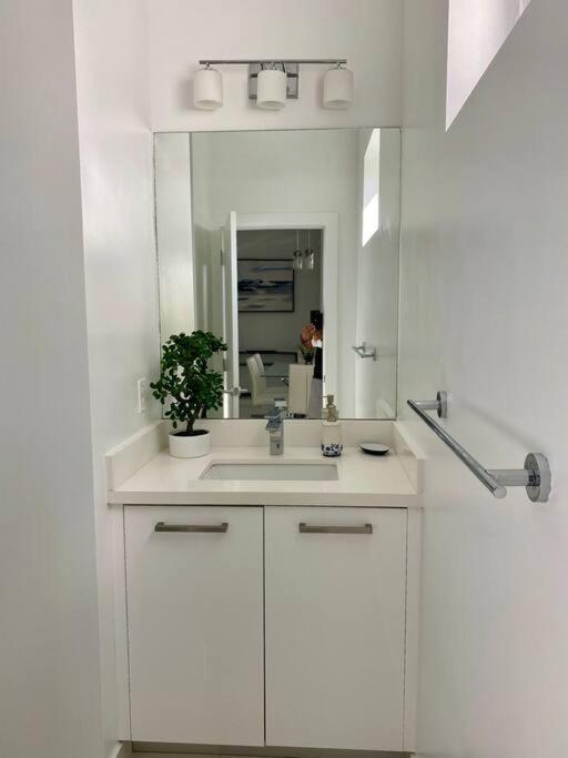 Across The Ocean Few Steps To Beach Contemporary Three Bedroom Townhouse Pompano Beach Kültér fotó