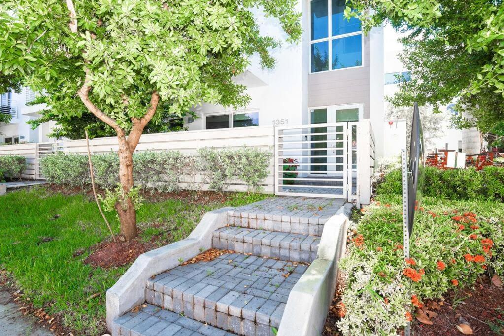 Across The Ocean Few Steps To Beach Contemporary Three Bedroom Townhouse Pompano Beach Kültér fotó