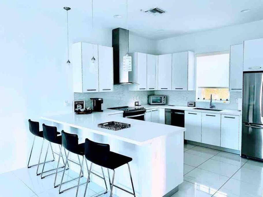 Across The Ocean Few Steps To Beach Contemporary Three Bedroom Townhouse Pompano Beach Kültér fotó