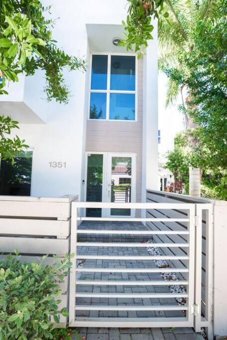Across The Ocean Few Steps To Beach Contemporary Three Bedroom Townhouse Pompano Beach Kültér fotó