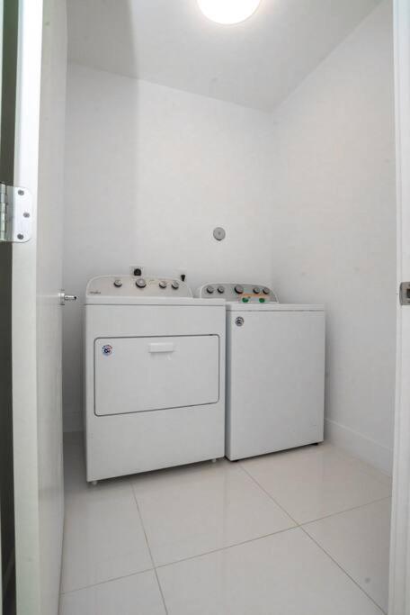Across The Ocean Few Steps To Beach Contemporary Three Bedroom Townhouse Pompano Beach Kültér fotó